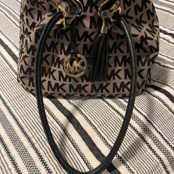 Gently used authentic Michael kors bag ! No rips , no tears , no stains ! - Picture 2 of 9